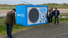 Criw rhaglen Tudur Owen yn ffilmio hysbyseb Radio Cymru