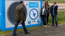 Criw rhaglen Tudur Owen yn ffilmio hysbyseb Radio Cymru