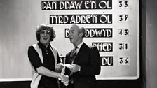 Cân i Gymru - 1971 - Dewi Pws Morris yn derbyn siec gan John Rowley, Rheolwr y BBC